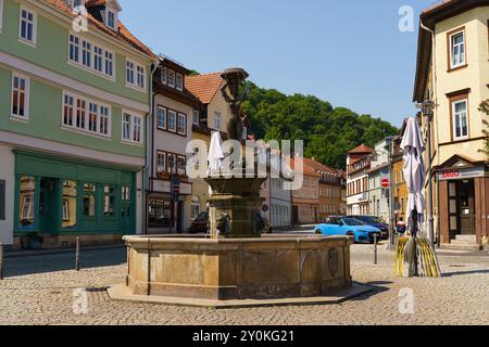 Waltershausen, Allemagne - 10 juin 2023 : au cœur de Waltershausen, en Allemagne, une charmante fontaine présente une sculpture féminine gracieuse. Entouré Banque D'Images