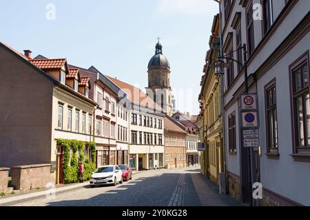 Waltershausen, Allemagne - 10 juin 2023 : une rue pittoresque de Waltershausen présente des bâtiments pittoresques ornés de verdure vibrante, invitant visito Banque D'Images