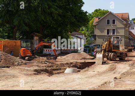 Waltershausen, Allemagne - 10 juin 2023 : à Waltershausen, Allemagne, les travailleurs sont activement engagés dans un projet de construction, en utilisant des machines lourdes pour re Banque D'Images