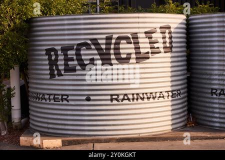 Un réservoir d'eau de pluie avec un signe « recyclé » dessus Banque D'Images