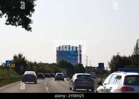 Oberhausen, Zufahrtsstraße, Gasometer, Planet Ozean, Autos, Verkehr, Hinweisschilder, Centro, Arena, Stadtgrenze, Pendlerroute, Ausstellungsort, Symbol für Strukturwandel, Tourismus, Kulturbright, Ausflugziel, Baustellen in der Region, verkehrstechnische Anbindung, Parkplatzsituation, Umweltprojekte, Stadterneuerung, Veranstaltungsausfälle, Infrastrukturentwicklung, hohe Besucherzahlen, Energiesparmaßnahmen, Verkehrschaos BEI événements, Anziehungspunkt Ruhrgebiet. *** Oberhausen, route d'accès, gazomètre, planète Océan, voitures, trafic, panneaux, Centro, Arena, limites de la ville, itinéraire de banlieue, exposition Banque D'Images