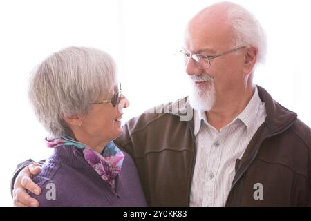 Couple blanc dans la soixantaine se regardant Banque D'Images