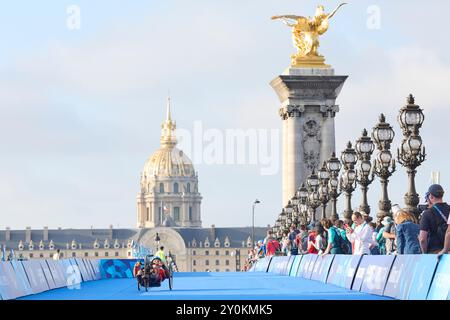 2 septembre 2024, Paris, France. Para Triathlon au Pont Alexandre III le jour 5 des Jeux Paralympiques de Paris 2024. Crédit Roger Bool / Alamy Live News Banque D'Images