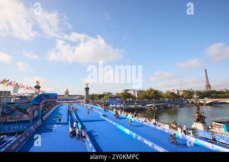 2 septembre 2024, Paris, France. Para Triathlon au Pont Alexandre III le jour 5 des Jeux Paralympiques de Paris 2024. Crédit Roger Bool / Alamy Live News Banque D'Images