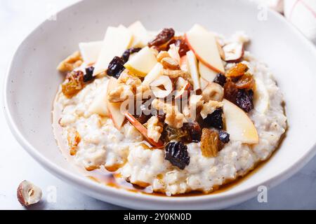 Bircher Muesli avec pomme, raisins secs et noix. Concept de petit déjeuner sain. Banque D'Images