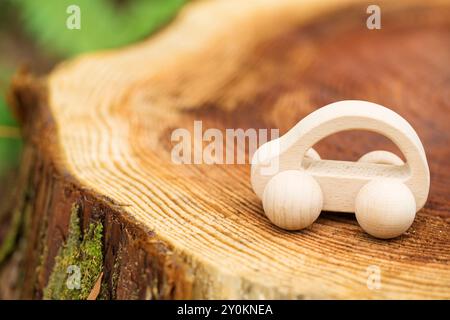 Voiture miniature en bois et souche Banque D'Images