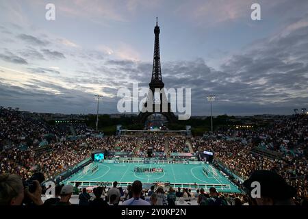 Paris, France. 02 septembre 2024. Paralympiques de football aveugle. France V BrazilEiffel Tower Arena. Paris. Un GV (vue générale) de l'arène et de la Tour Eiffel comme le match France V Brésil Blind Football se déroule pendant les Jeux paralympiques de Paris 2024 à la Tour Eiffel Arena, Paris. Crédit : Sport in Pictures/Alamy Live News Banque D'Images