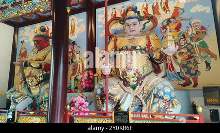 SHANGHAI, CHINE - 1er SEPTEMBRE 2024 - des statues géantes des quatre rois célestes sont vues dans la salle des rois célestes à l'intérieur du temp centenaire Banque D'Images