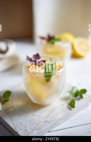 Thé de pêche glacé maison avec citron, mise au point sélective Banque D'Images
