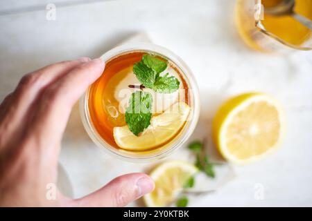 Thé de pêche glacé maison avec citron, mise au point sélective Banque D'Images