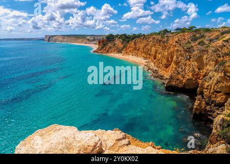 Lagos Portugal vue de promenade entre Ponta da Piedade et Luz avec falaises dorées et océan atlantique bleu Banque D'Images