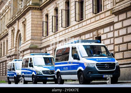 Brunswick, Allemagne. 03 septembre 2024. Les véhicules de police sont garés devant le tribunal régional de Braunschweig. Une affaire est en cours contre l'ancien patron de VW Winterkorn pour suspicion de fraude, de fausses déclarations et de manipulation de marché. Crédit : Moritz Frankenberg/dpa/Alamy Live News Banque D'Images