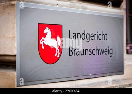 Brunswick, Allemagne. 03 septembre 2024. Un panneau portant l'inscription « tribunal régional de Braunschweig ». Une affaire est en cours contre l'ancien patron de VW Winterkorn pour suspicion de fraude, de fausses déclarations et de manipulation de marché. Crédit : Moritz Frankenberg/dpa/Alamy Live News Banque D'Images