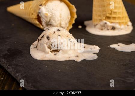 crème glacée crémeuse avec des morceaux de chocolat , crème glacée avec l'ajout de morceaux de chocolat, gros plan Banque D'Images