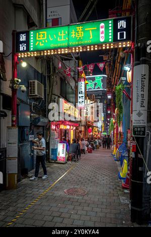 allée des yokocho omoide avec panneaux lumineux la nuit à shinjuku, tokyo, Banque D'Images