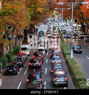 Omotesando voitures coincées dans les embouteillages sur la route à plusieurs voies tokyo Banque D'Images