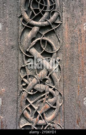 Intérieur avec autel de l'église des urnes Stave, un site du patrimoine mondial de l'UNESCO, par Lustrafjorden en Norvège. Banque D'Images