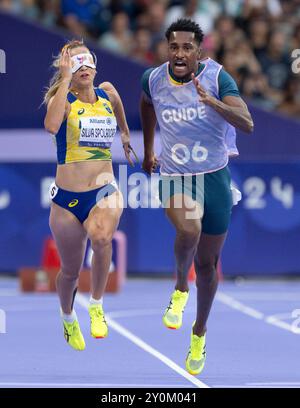 Paris, Ile de France, France. 2 septembre 2024. 2 septembre 2024 : les héros méconnus des Jeux paralympiques comprennent des guides de coureurs. Sur cette image, la brésilienne LORENA Silva SPOLADORE est assistée par RENATO BEN HUR COSTA OLIVEIRA lors de la demi-finale du 100 m T11 féminin aux Jeux paralympiques de Paris 2024. Les guides doivent être des athlètes de classe mondiale pour suivre le rythme de leurs partenaires de course. Ils ont terminé premier avec un temps de 12,07 pour passer à la finale. (Crédit image : © Mark Edward Harris/ZUMA Press Wire) USAGE ÉDITORIAL SEULEMENT! Non destiné à UN USAGE commercial ! Banque D'Images