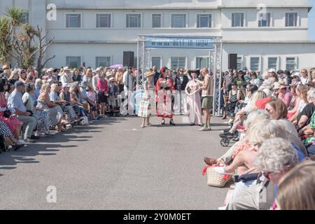 Des personnes sélectionnées défilant dans leurs vêtements vintage et sélectionnées comme faisant partie des « meilleurs du spectacle ». Morecambe Vintage by the Sea Festival. Hôtel Midland. Banque D'Images