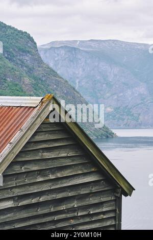 Images de Otternes 'klyngetun' du fjord de Sognefjorden, Norvège occidentale, le village norvégien traditionnel, de juin 2024. Banque D'Images