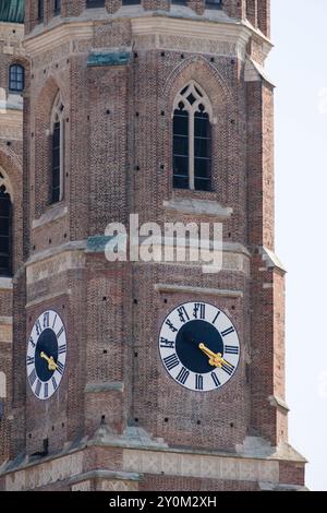 Turm der Frauenkirche offiziell der Dom zu Unserer Lieben Frau, kurz auch der Münchner Dom, München 31.07.2024 *** Tour de la Frauenkirche officiellement la cathédrale notre-Dame, également connue sous le nom de cathédrale de Munich , Munich 31 07 2024 Banque D'Images