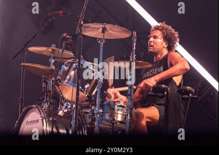 06 juillet 2024 : Jon Theodore se produit avec Queens of the Stone Age au festival IDays à Milan, en Italie Banque D'Images