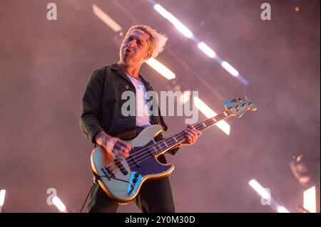 06 juillet 2024 : Michael Shuman joue avec Queens of the Stone Age au festival IDays à Milan, en Italie Banque D'Images