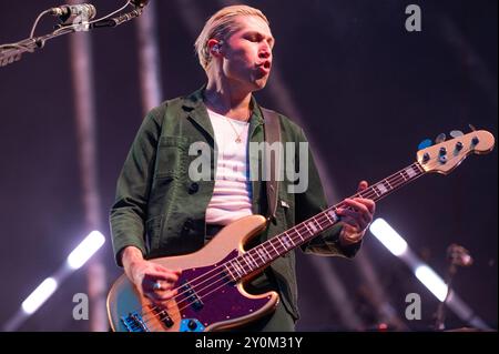 06 juillet 2024 : Michael Shuman joue avec Queens of the Stone Age au festival IDays à Milan, en Italie Banque D'Images