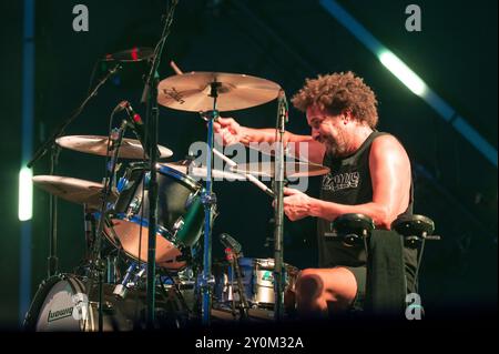 06 juillet 2024 : Jon Theodore se produit avec Queens of the Stone Age au festival IDays à Milan, en Italie Banque D'Images