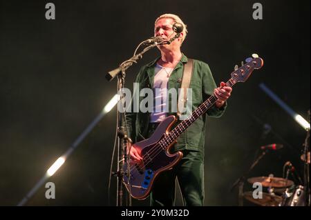 06 juillet 2024 : Michael Shuman joue avec Queens of the Stone Age au festival IDays à Milan, en Italie Banque D'Images