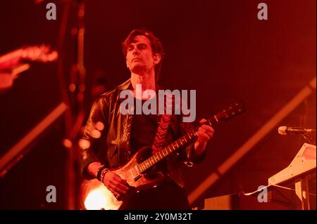 06 juillet 2024 : Dean Fertita se produit avec Queens of the Stone Age au festival IDays à Milan, en Italie Banque D'Images