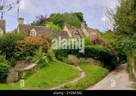 Vue depuis le sentier des célèbres cottages et jardins pittoresques d'Arlington Row Weavers, Bibury, Cotswolds, Angleterre, Royaume-Uni Banque D'Images