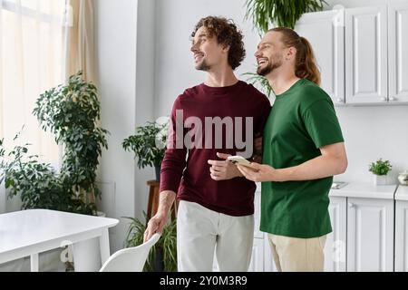 Un couple aimant partage un moment joyeux dans une pièce ensoleillée remplie de plantes. Banque D'Images