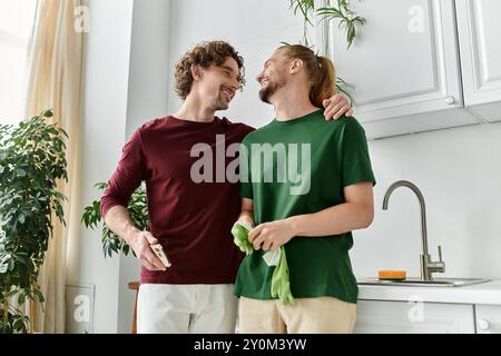 Un couple aimant profite d'un moment tendre tout en rangeant leur cuisine lumineuse. Banque D'Images