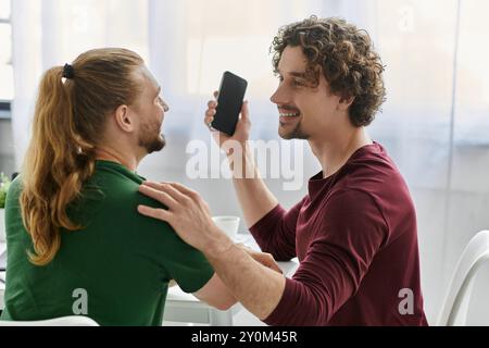 Un couple heureux profite de moments de qualité ensemble tout en partageant un moment amusant. Banque D'Images