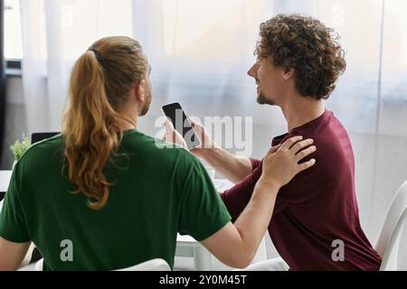 Un couple aimant profite de moments de qualité ensemble partageant des moments à la maison. Banque D'Images