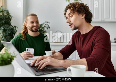 Un couple heureux apprécie le temps de qualité tout en travaillant sur un ordinateur portable à la maison. Banque D'Images
