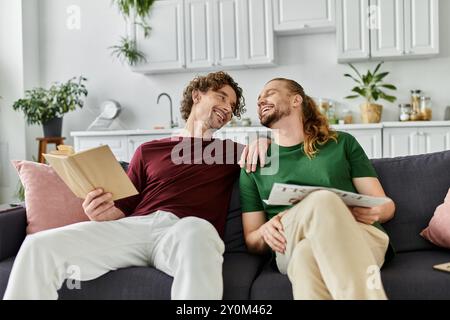 Un couple heureux profite du temps de qualité ensemble sur leur canapé confortable. Banque D'Images