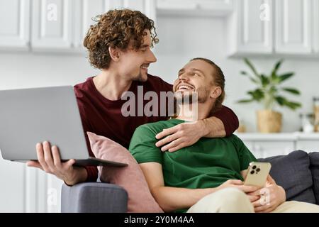 Un couple aimant profite du temps de qualité, rire et se connecter dans leur maison confortable. Banque D'Images