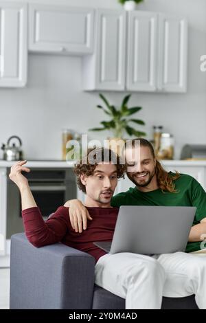 Un couple aimant apprécie le temps de qualité ensemble, partageant des sourires et des rires. Banque D'Images