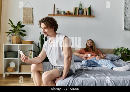 Un couple aimant profite du temps de qualité ensemble dans leur maison confortable. Banque D'Images