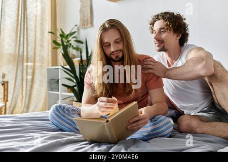 Un couple aimant partage un moment de détente en lisant à la maison. Banque D'Images