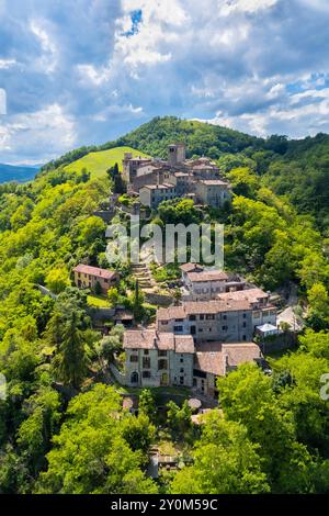 Vue aérienne du château médiéval et du village de Vigoleno. Quartier de Piacenza, Emilie-Romagne, Italie. Banque D'Images