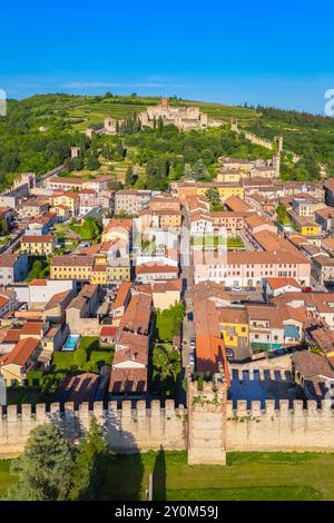 Vue aérienne du château Scaligero de Soave en été. Vérone district, Vénétie, Italie, Europe. Banque D'Images