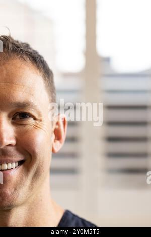 Médecin masculin souriant ou travailleur de la santé dans une clinique médicale, montrant une attitude positive et confiant Banque D'Images