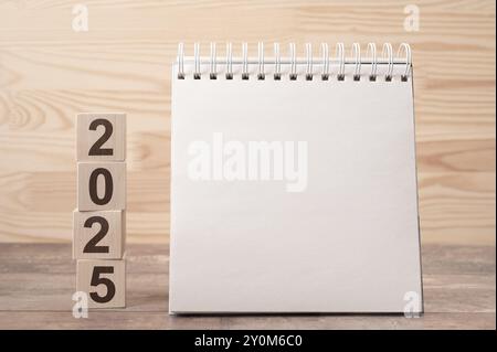 2025 temps pour la nouvelle année, nouveau départ. Plan mots et 2025 cubes fond de table en bois. plans pour 2025, espace pour votre texte sur le bloc-notes, calendrier maquette Banque D'Images