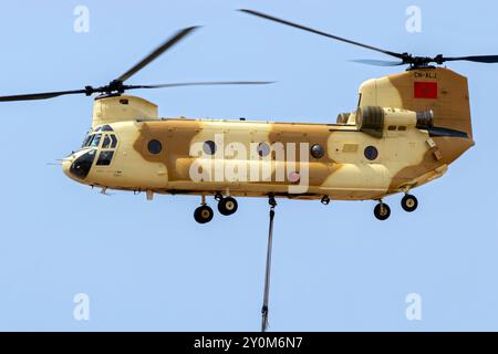 Hélicoptère de transport Boeing CH-47D Chinook de l'Armée de l'Air marocaine au départ de la base aérienne de Marrakech Marrakech, Maroc - 28 avril 2016 Banque D'Images