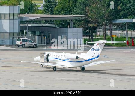 Privatjet, Flughafen, Aviation générale, Businessflugzeug, Cessna citation, Privatfliegerei, Exklusives Reisen, Flugzeug am Boden, Flughafenbetrieb, Kleinflugzeug, Flugzeugabfertigung, Charterflug, Luftverkehr, Flughafenterminal, Executive Aviation, voyages d'affaires, Privatflieger, Mobilität, Reisekomfort, exklusive Reiseoptionen, Luftfahrt, Privatpilot, Flugzeugparkplatz, internationale Flughäfen, individuelle Flugdienste, FlughafenPersonal, Abfertigungsbereich. *** Jet privé, aéroport, aviation générale, avion d'affaires, Cessna citation, aviation privée, voyage exclusif, avion sur le gr Banque D'Images