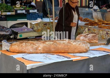 Ajaccio, Corse - 11 octobre 2019 : pain artisanal fraîchement cuit exposé au marché local. Banque D'Images