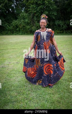 Portrait d'un vendeur à la Wakanda Celebration annuelle portant des vêtements distinctifs ouest-africains. À Mount Vernon, Westchester, New York. Banque D'Images